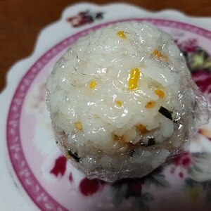 ごま油香る のりたまと梅干しのおにぎり レシピ 作り方 By はじゃじゃ 楽天レシピ ごま油香る のりたまと梅干しのおにぎり レシピ 作り方 By はじゃじゃ 楽天レシピ